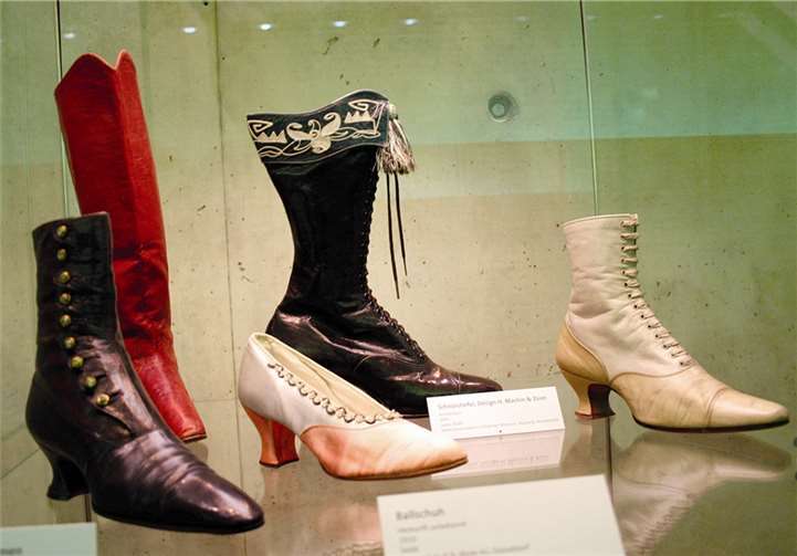 Chic gab’s auch früher schon, wie etwa der Amsterdamer Schnürstiefel von 1895, Design H. Maschin & Zoon (Mitte), zeigt. -HG-