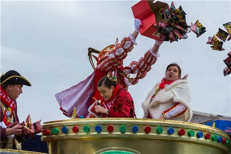 Chipsregen vom Prinzenwagen auf dem Rosenmontagszug in Wehr.