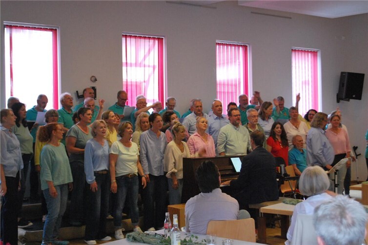 Chöre singen gemeinsam die beiden Abschlusslieder