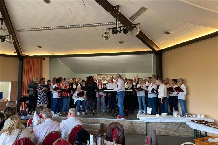 Chöre und Publikum beim gemeinsamen Singen.