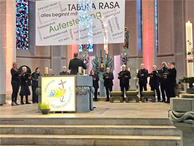 Musik verbindet und feiert das ökumenische Miteinander  Chor Cantate beim Konzert im Mai 2025 in der Pfarrkirche.