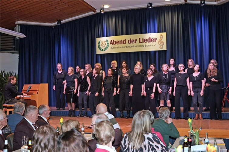 „Chor der Damen ohne Namen“, mit Chorleiter Simon Fendler am Piana, Beiträge mit sozialkritischem Hintergrund.