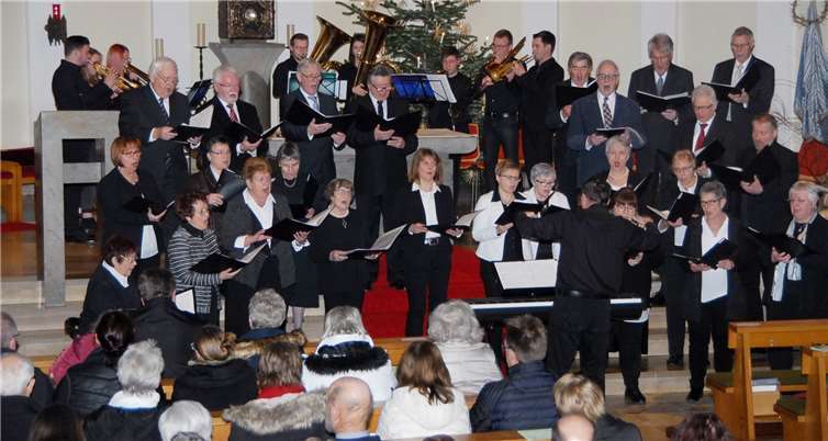 Chor und Bläser verschmolzen zu einer musikalischen Einheit beim „Konzert an der Krippe“ in der Dierdorfer katholischen Kirche. Fotos: KER