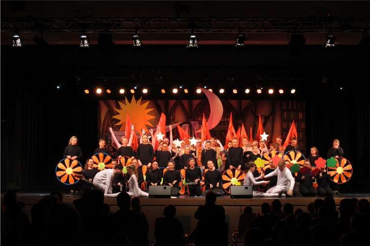 Chor und Tanzensemble setzten die Tageszeiten einfallsreich und liebevoll in Szene.MKA