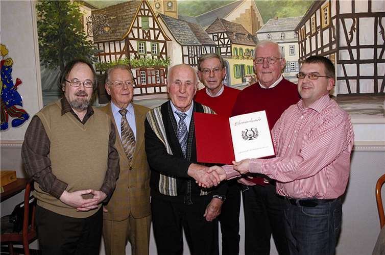 Chordirektor Bardo Becker (v. l.) mit den Geehrten Dieter Ameln, Paul Peter Müller, Johannes Menzen und Josef Bauer, Vorsitzender Karl Hanenberg gratulierte und überreichte die Urkunden. RÜ