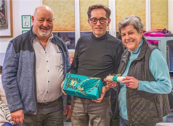 Chordirektor Jürgen Rieser FDC, rechts MFC-Vorsitzende Helga Sonntag, lks. stellv. Vors. Erich Stadtfeld.  Foto: Herbert Pies