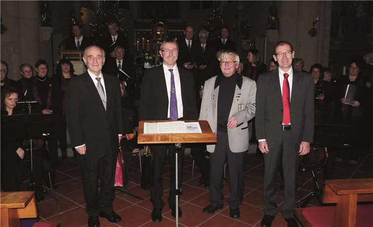 Chordirektor Karl-Heinz Kohns, Chorleiter Claus Heuft, Musikverein-Leiter Albert Justen und Chorleiter Bernd Heilig (v. l.). FRE