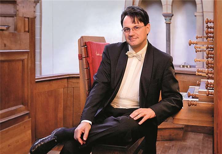 Chordirektor und Konzertorganist Sven Scheuren an der Orgel. privat