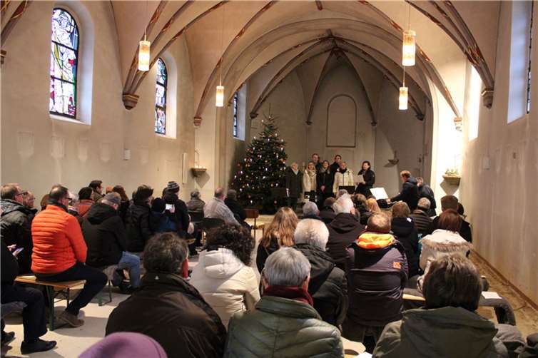 Chorgesang in der altehrwürdigen St. Luzia Kirche – da blieb kein Platz leer.