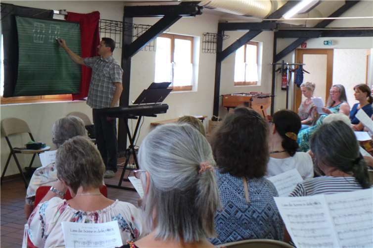 Chorleiter Alfons Gehlen erläutert die verschiedenen Notenwerte.