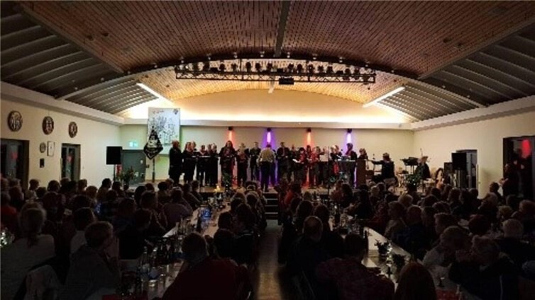 Chorleiter Gerald Charlier führt den Chor durch ein abwechslungsreiches Programm von Klassik bis Rock.  Foto: privat