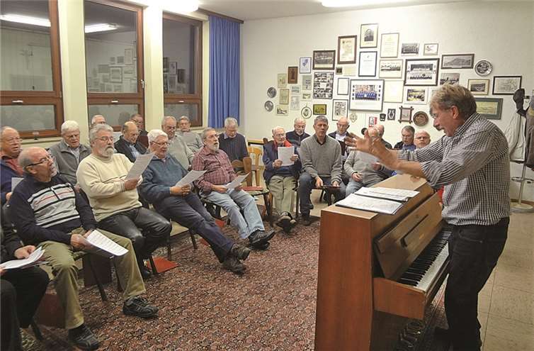 Chorleiter Hans-Albert Jahn und seine Sänger. privat