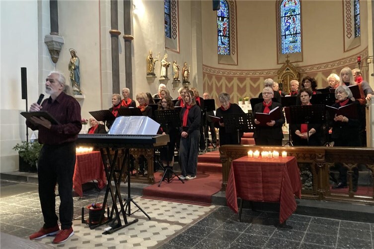 Chorleiter Herr Gerhard Schlich moderierte den Verlauf gekonnt.