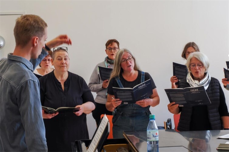 Chorleiter Jan-Niklas Maasmann während der Chorprobe