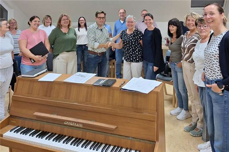 Chorleiter, Jürgen Rieser (Bildmitte) freut sich mit den Chormitgliedern über eine neue Frauensingstimme. Foto: Simone Gasper