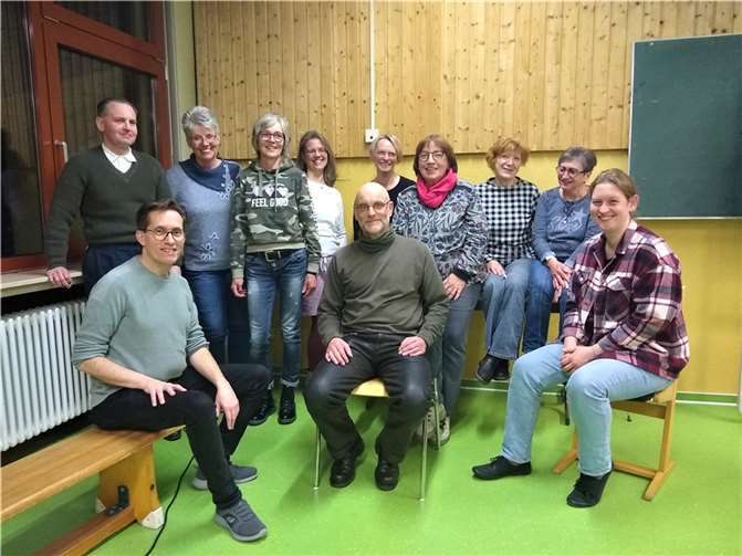 Verstärkung zum Jubiläumsjahr Chorleiter Jürgen Rieser (u. links) mit neuen Mitgliedern des MGV. Foto: privat