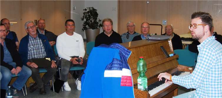 Chorleiter Marco Herbert während der Probe im Polcher Forum. -SK-