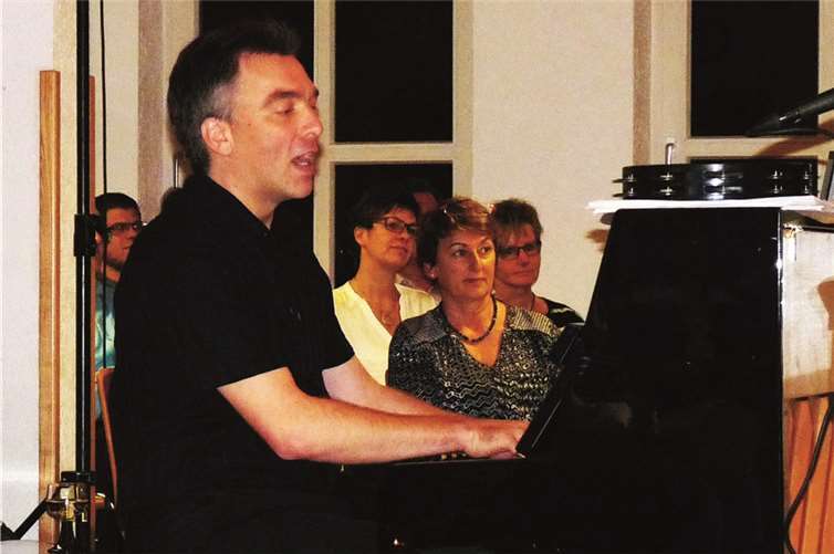 Chorleiter Markus Schlaf spornt die Sängerinnen und Sänger zu Höchstleistungen an.