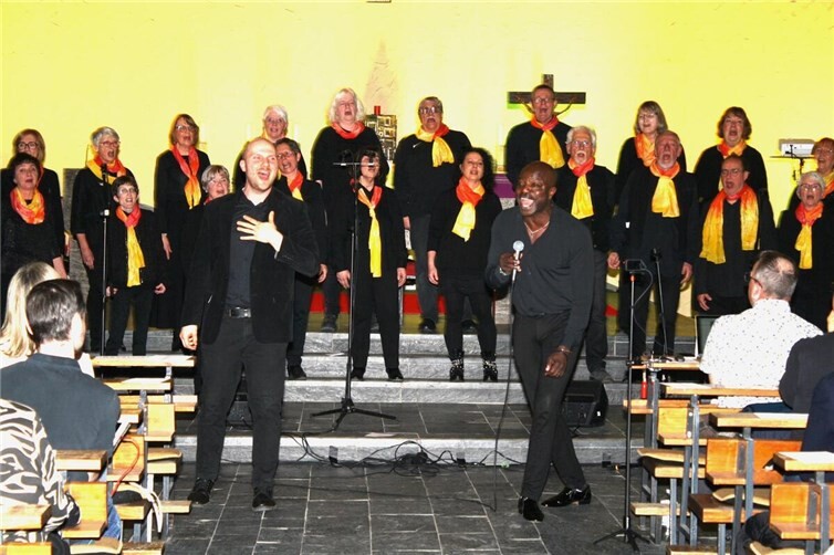 Chorleiter Maximilian Kuhn (li.) konnte zu seinem Chorleiterjubiläum auch die Gospel-Größe Gabriel Vealle begrüßen.