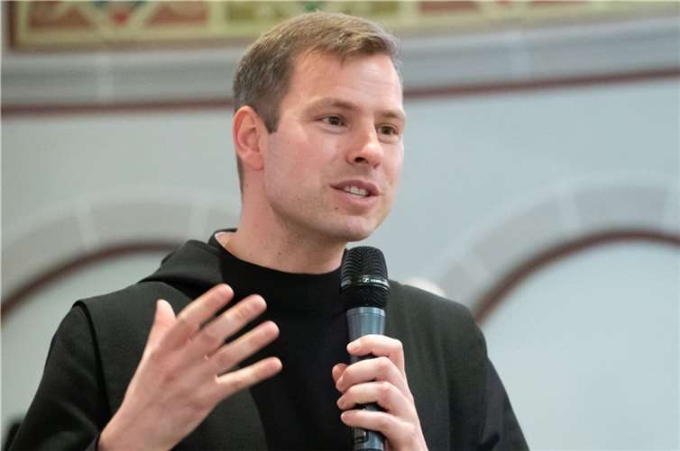 Chorleiter P. Philipp Meyer freute sich bei seinen persönlichen Worten am Ende des Benefizkonzertes über die tolle Resonanz.