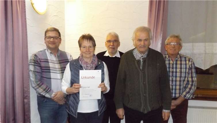 Chorleiter Timo Ziesche, Marianne Engel, Pastor Flöck, Hans Klaus, Rudi Hilger (v.l.n.r.).Foto: Kirchenchor Treis