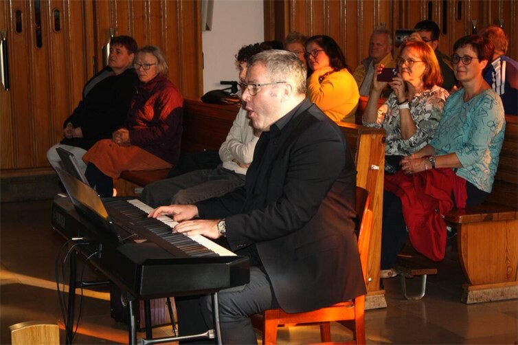 Chorleiter und Dirigent Mario Bressan begleitete seinen Chor beim Konzert auf dem Piano.