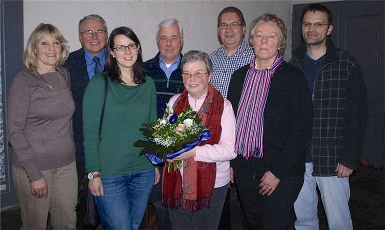 Chorleiter und Vorstandsmitglieder mit Gemeindeassistentin und Jubilarin, v.li. Christa Röhrig, Wolfgang Kistner, Kerstin Mäckler, Johannes Lanzerath, Leni Müller, Hans-Lambert Lohmer, Elke Evers-Höpfner, Andreas Dietl. privat
