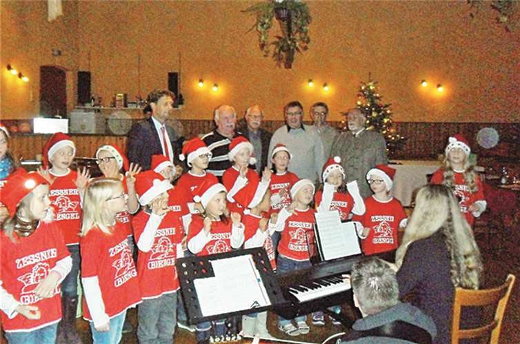 Chorleiterin Bianca Vater-Wolf (Keyboard) und Detlev Wittke (Gitarre) mit den Zissener (B)Engels. privat