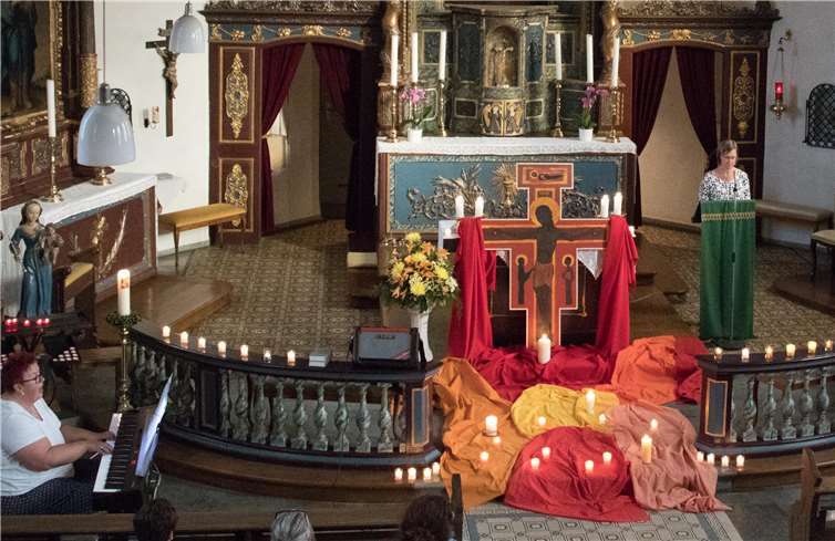 Chorleiterin Edith Gonnermann übernahm die instrumentale Begleitung in der stimmungsvoll geschmückten Kirche, in der sich die musikalischen Passagen mit besinnlichen gesprochenen Texten abwechselten. CEW