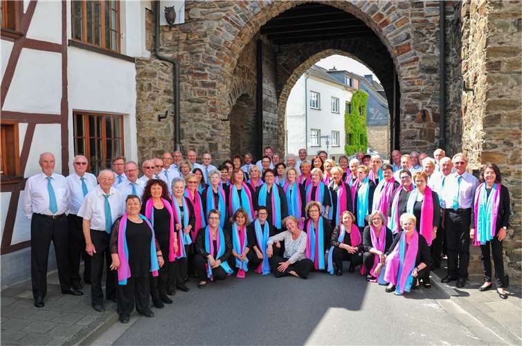 Chorleiterin Ekaterina Londarenko und die Sängerinnen und Sänger werden im Sängerhof ihr Liedgut präsentieren. Fotos: privat