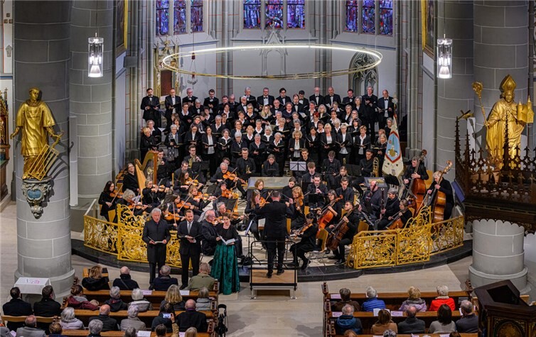 Chorraumgestaltung: Prinzipalien, Bodenintarsien, Lichtobjekte, Sedilien und Osterleuchter – im Mittelpunkt Altar und Ambo.Foto: Wolfgang Lingen 