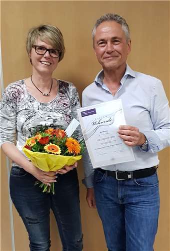 Chorsprecher Thomas Diel gratuliert zur bestandenen Prüfung. Foto: privat