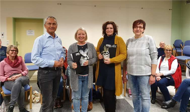 Chorsprecher Thomas Diel (links) und zweite Chorsprecherin Inge Kloos (rechts) begrüßten Inna Fischbach, Conny Weinberg im Chor. Foto: Chor tonArt