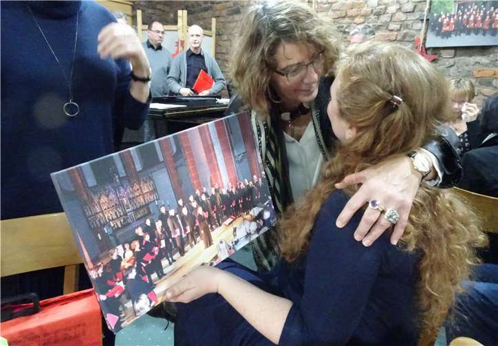 Chorsprecherin Monika Haas-Schmidt und andere Chormitglieder bedanken sich bei Jessica für ihren ungewöhnlichen und energischen Einsatz in den letzten 7 Jahren.