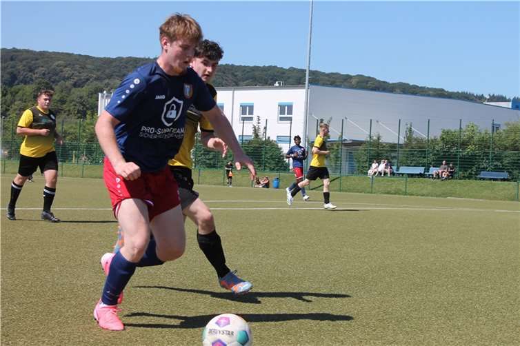Chris Donoghue am Ball. Foto: SV Kripp / Marc Göttlicher