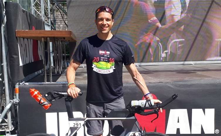 Chris Kaiser glücklich im Ziel des Ironman70.3 im Kraichgau. Foto: privat