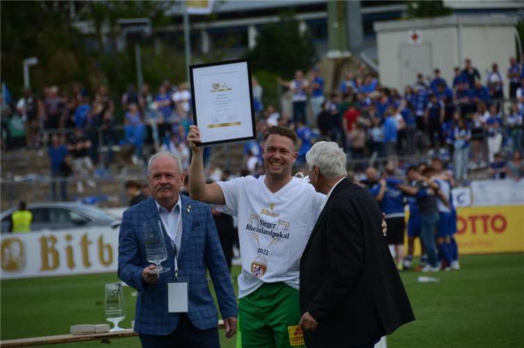 Der FV Engers greift wieder nach den Sternen Chris Meinert erzielte beim zweiten und bisland letzten Pokaltriumph das goldene Tor. Der Abwehrchef wird seine Mannschaft im dritten Finale als Kapitän aufs Feld führen.