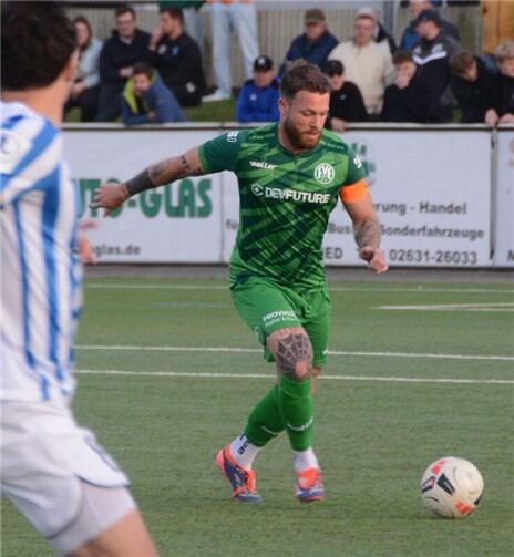 Chris Meinert und seine Mannen hätten im Pokal nichts gegen ein Wiedersehen mit „Lieblingsgegner“ Eintracht Trier. In Salmrohr bereitete der Kapitän per Ecke zwei Treffer vor und hatte damit seinen Anteil daran, dass der FVE seine Hausaufgaben mit Bravour erledigte und nun im Viertelfinale auf den Sieger der Parte Trier-Cosmos Koblenz wartet.  Foto: Ulf Steffenfauseweh