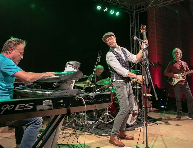 Chris Minh Doky und die Gruppe „The Electric Nomads“ begeisterten die Zuschauer imRheinbacher Glasmuseum mit ihrem unvergesslichen Jazzkonzert. Fotos: JOST