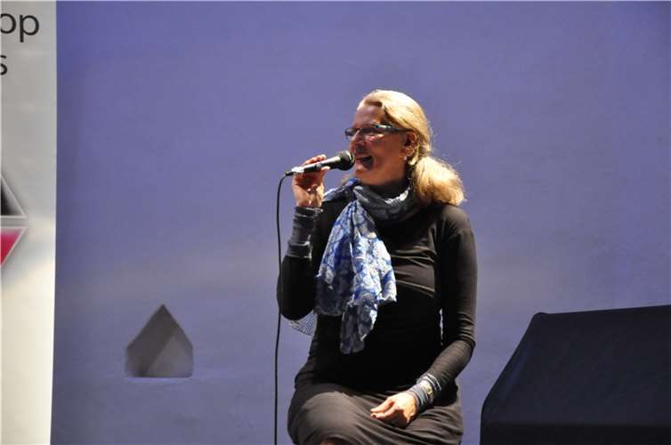 Chris Paul ist eine der bekanntesten Trauerexpertinnen in Deutschland, zudem ist sie Trainerin und Fachautorin. Sie hat verschiedene Gesangstrainings durchlaufen und schreibt seit fast 40 Jahren auch eigene Stücke, die sie auf Einladung des Koblenzer Hospizvereins e.V. am 5. November 2021 im Luxor präsentiert.Foto: Chris Paul