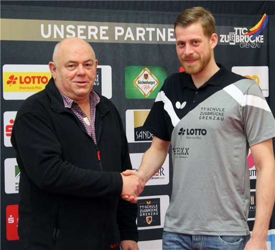 Chris Pfeiffer vom 1. FSV Mainz 05 (re.) löst zur kommenden Saison Cheftrainer Dirk Wagner ab, der sich neuen Herausforderungen stellen will. Der Erste Vorsitzende Frank Knopf begrüßte ihn. Foto: TTC Zugbrücke Grenzau