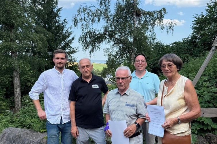 Christa Bierbrauer (rechts) und Dr. Dietrich Degenhardt (3.v.r.) wurden für ihre langjährige Mitgliedschaft geehrt. Maximilian Rumpf, Dr. Hans-Georg Hansen und Martin Busch (Vorsitzender des Stadtverbands) gratulierten.