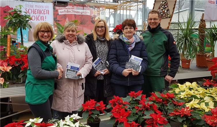 Christa Hammer (links) und Norbert Hammer (rechts) mit den Gewinnerinnen Gerda Schmidtke, Marion Kolling und Anni Schneider