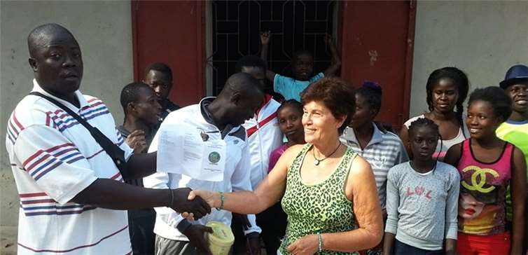 Christa Hennerici bei der Scheckübergabe Anfang des Jahres. privat