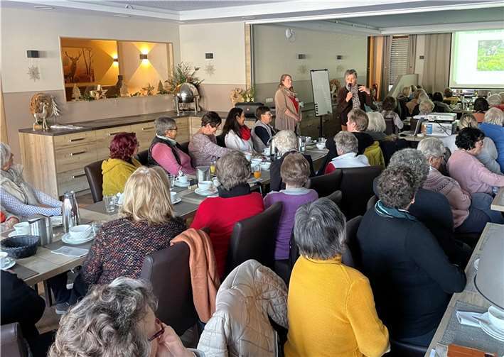 Christa Hollmann und Jana Ockenfels stellten das Genossenschaftsprojekt GenoEifel e.G. vor.  Foto: B. Schneider