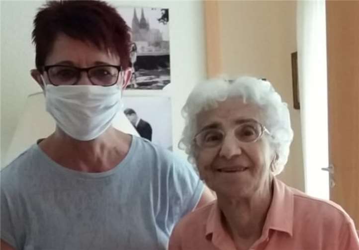 Christa Kläser überreicht Theodora Renschler einen Blumenstrauß. Foto: privat