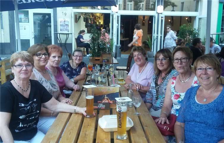 Christa Mautsch, Christa Mosen, Marianne Arnold, Margret Bosley (v. l.) sowie Brigitte Best, Karin Hunscha, Liane Dietzler und Ute Genn (v. r.). privat