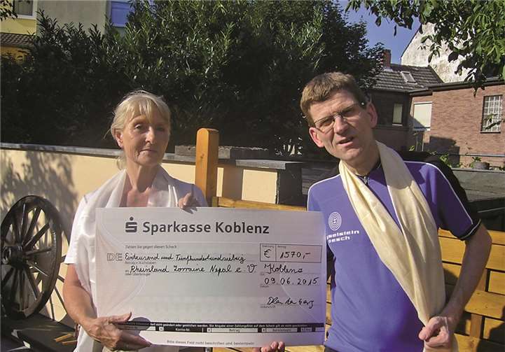 Christa Otto, 1. Vorsitzende des Rheinland-Lorraine-Nepal e.V. und Klaus Blankenberg bei der Scheckübergabe.privat