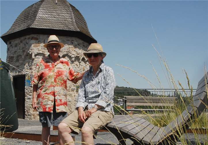 Christa Stendebach und Vereinskollegin Thekla Greiner verwandeln den Karoline-Kahn-Platz einmal im Jahr zu einem kleinen Künstlerzentrum ähnlich dem Montmartre in Paris.