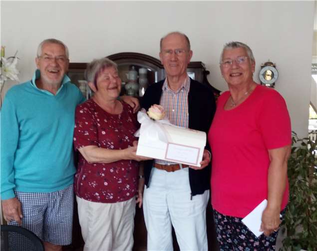 Christa Terzer-Rösner und Bernd Terzer hatten die Gäste ihrer Hochzeit um Spenden für den „Markt für Leib & Seele e.V.“ gebeten und konnten jetzt einen ansehnlichen Betrag an Klaus-Peter Rothkegel und Petra Goeden übergeben. Foto: privat